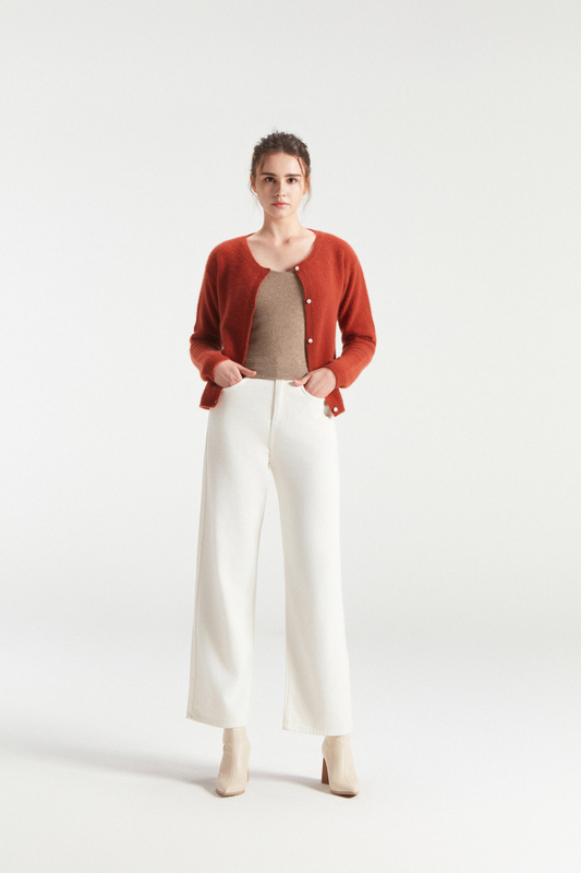 Короткое темно-красное вязаное пальто с длинными рукавами