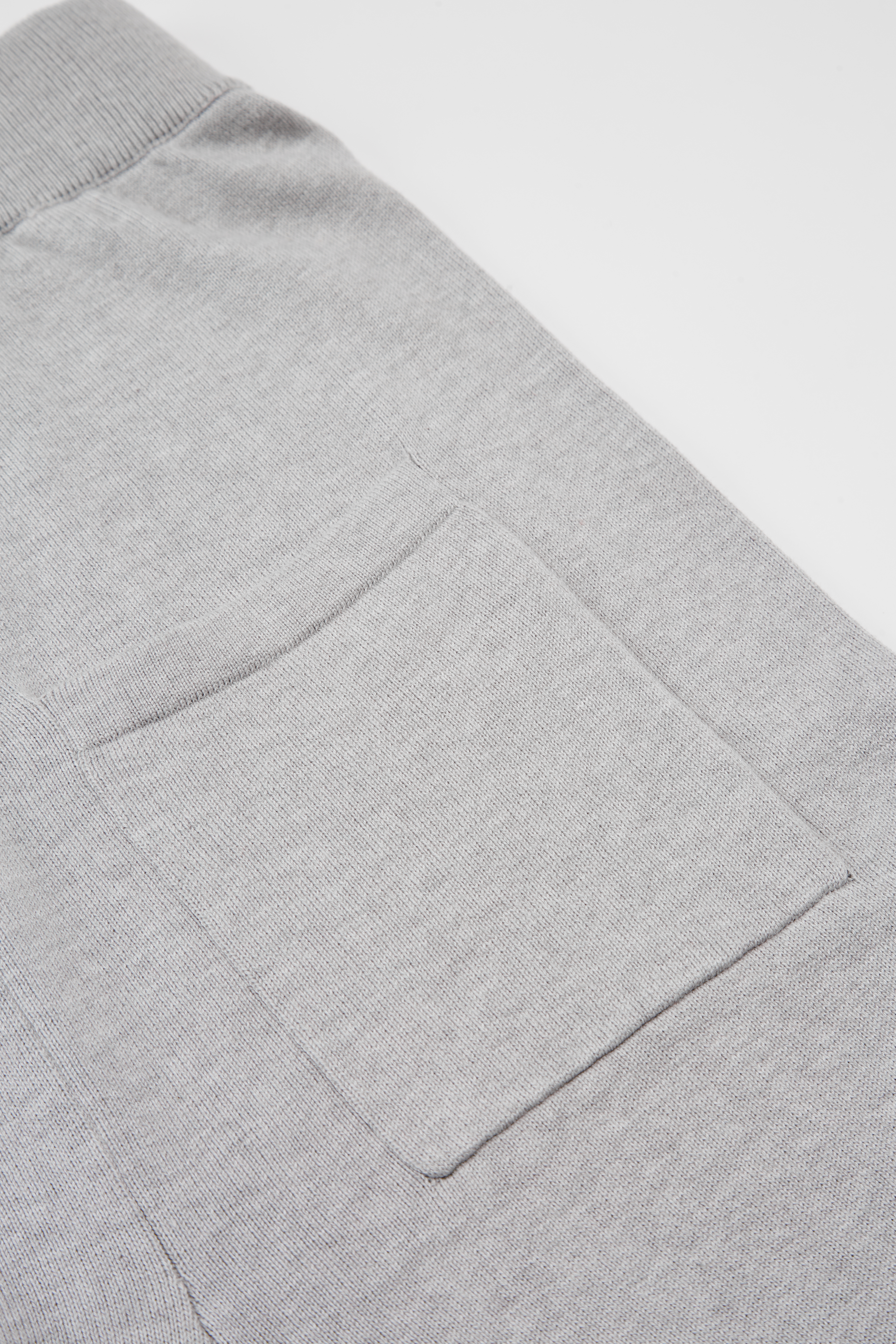 Мужские серые брюки с карманами