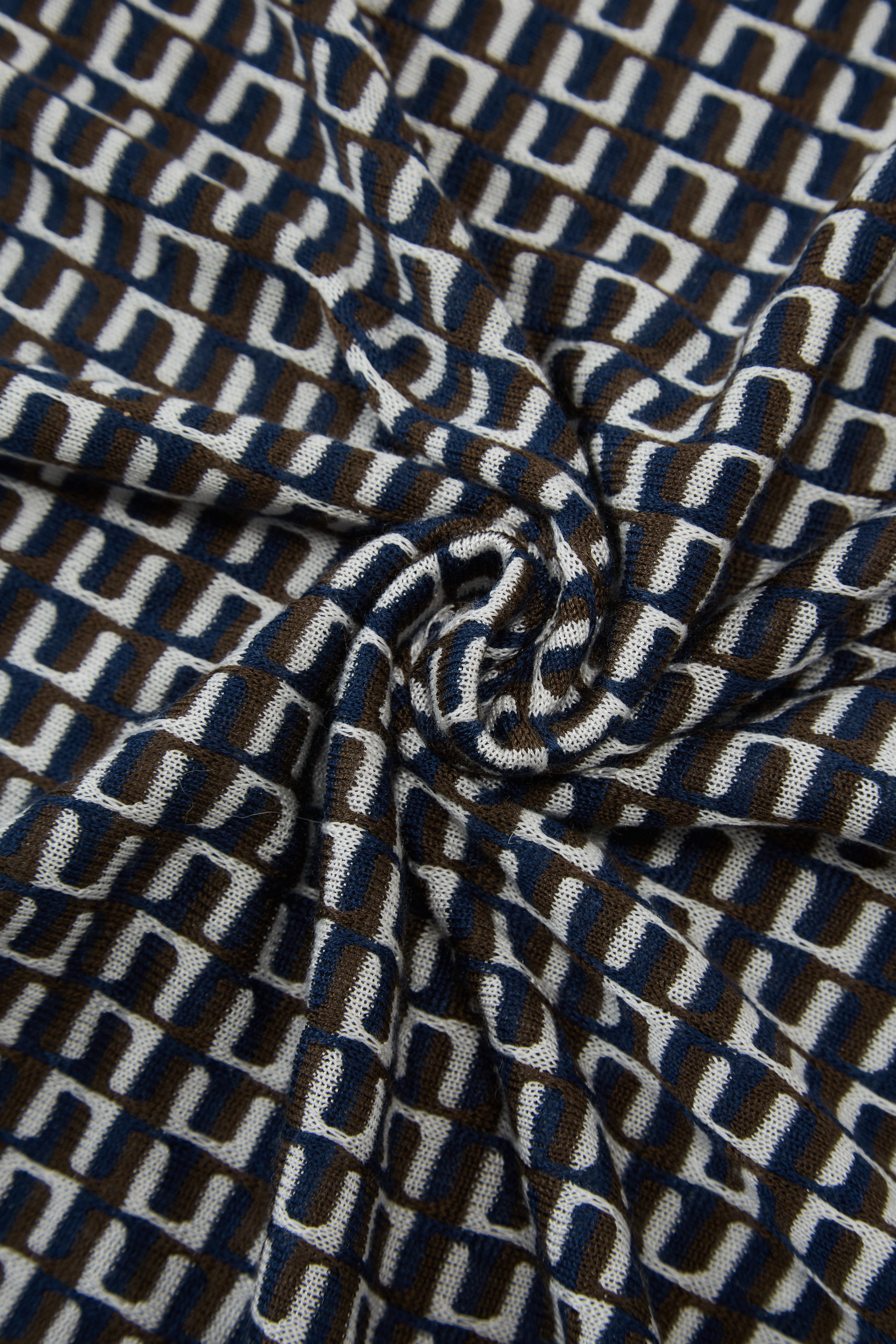 Темно -коричневый полосатый джемпер