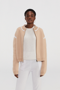 Бежевая кашемирская вязаная куртка бомбардировщика с белой отделкой