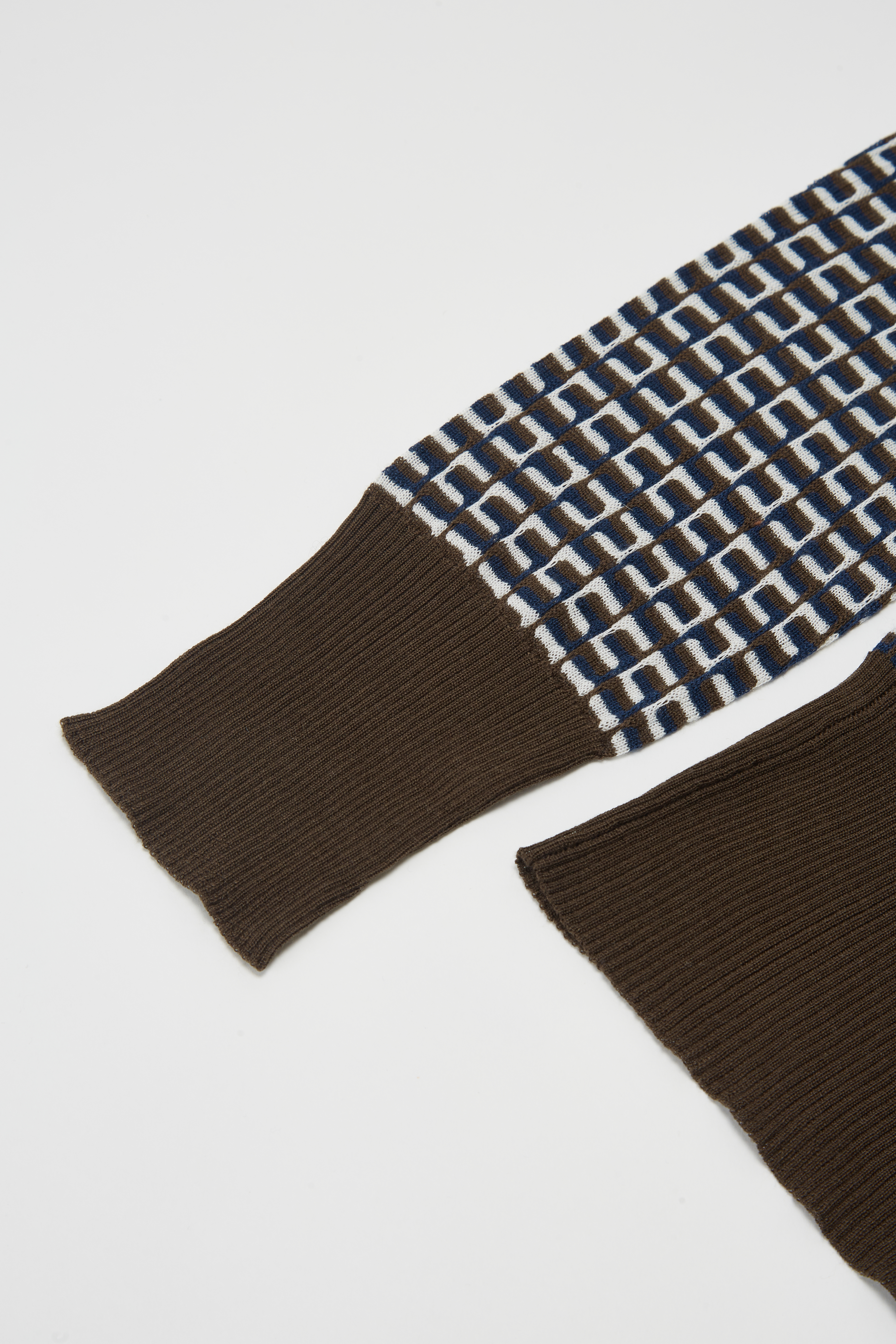 Темно -коричневый полосатый джемпер