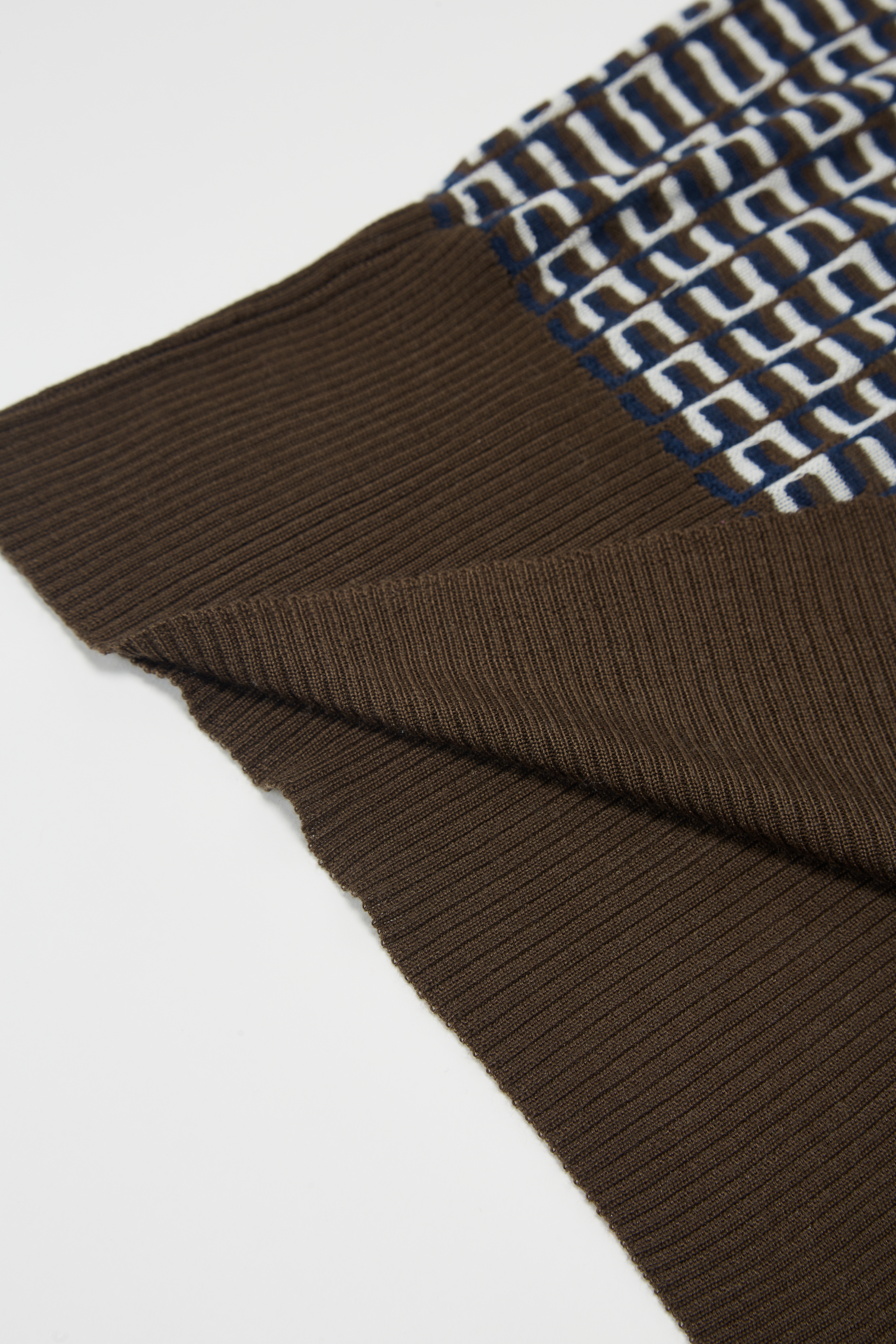 Темно -коричневый полосатый джемпер