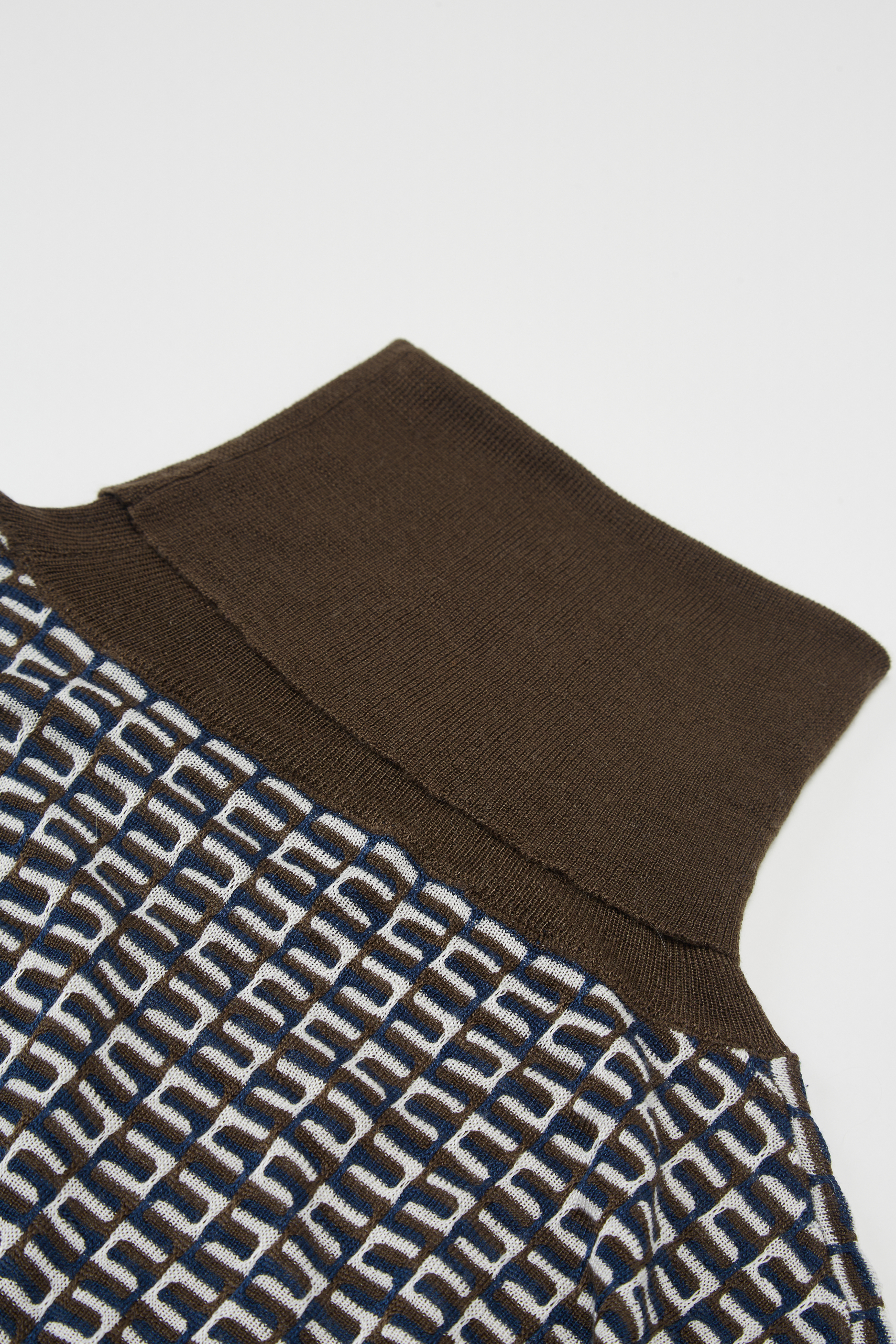 Темно -коричневый полосатый джемпер